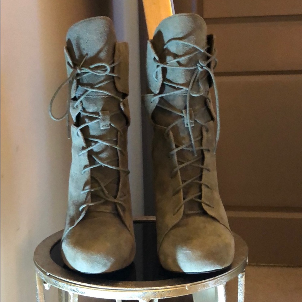 COMFORTABLE!! Army green suede laced boots 9.5